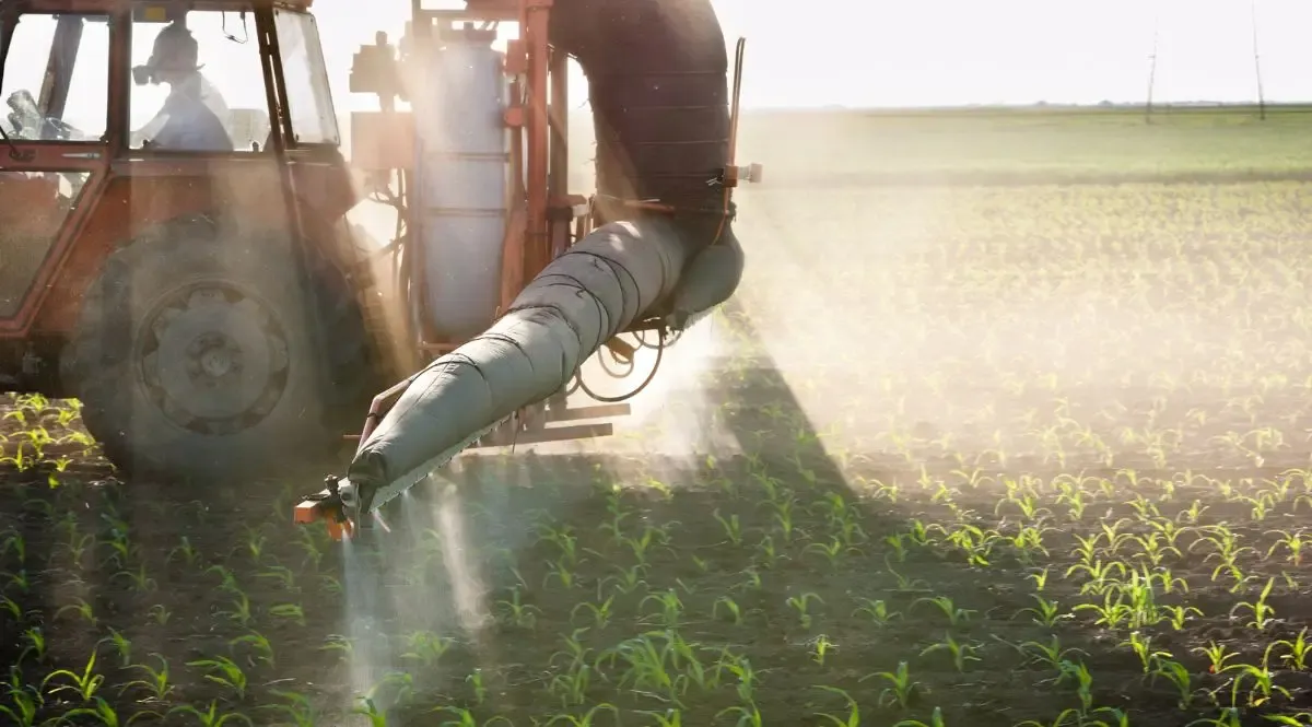 tractor fertilizando el campo en Córdoba