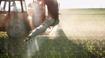 tractor fertilizando el campo en Córdoba